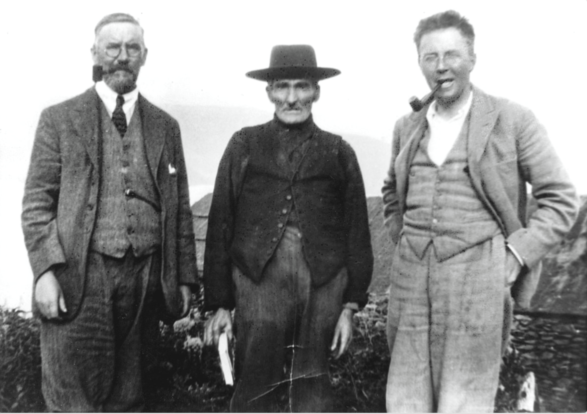 Osborn Bergin (left), with Tomás Ó Criomhthain (author of An tOileánach) and Daniel Binchy (image via @Merrion Press, https://twitter.com/MerrionPress/status/719507057305632768/photo/1)